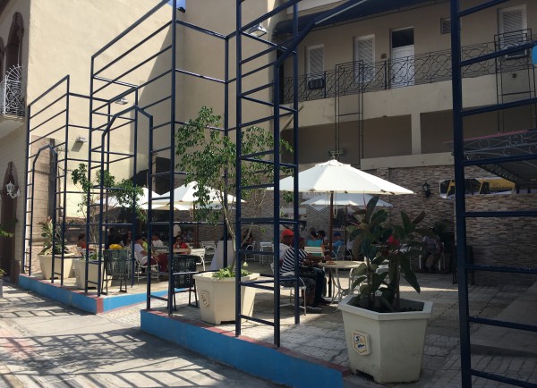 El bar del hotel Plaza y  la Cafetería La Estación están a cargo de la Empresa Provincial de Turismo de Ciudad Santa María,  con oferta de alimentos ligeros y bebidas refrescantes.