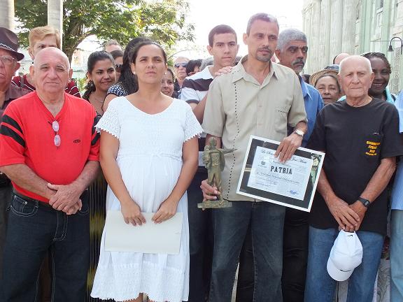 Entregan Premio Patria de la Sociedad Cultural José Martí a periodista camagüeyano