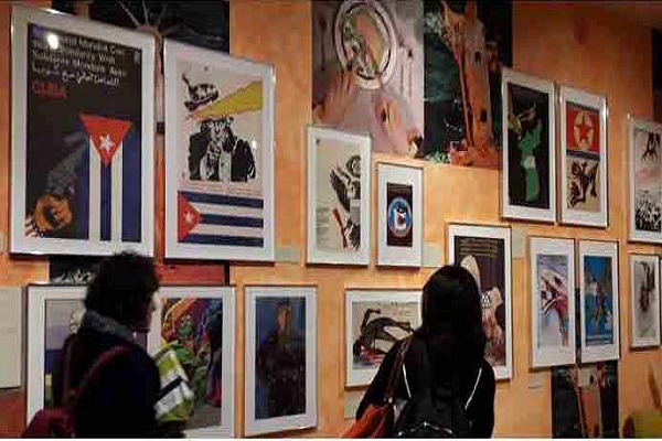 Público londinense acude a exposición de carteles cubanos