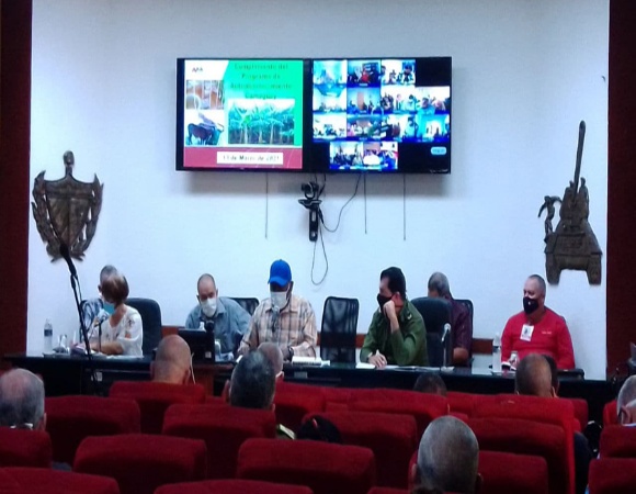 Evalúa Valdés Mesa programa de autoabastecimiento alimentario en Camagüey
