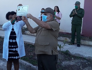 Recibe distinción Por las sendas de Agramonte Hospital Militar de Camagüey (+ Fotos)