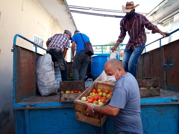 Campesinos camagüeyanos donan alimentos para niños ingresados en hospital pediátrico (+ Post)