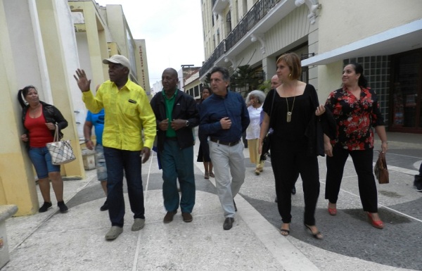 En la calle Maceo, el actor estadounidense saludó a quienes lo reconocieron.