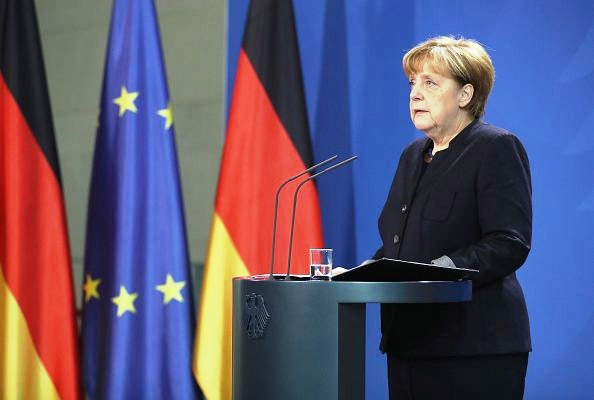 Convoca Angela Merkel a recuperar la calma tras atentado en Alemania