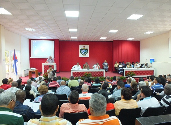 Debaten en Camagüey sobre eficiencia y economía