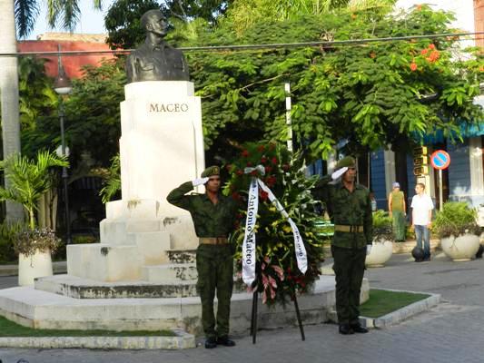 Homenaje en la Plaza Maceo.