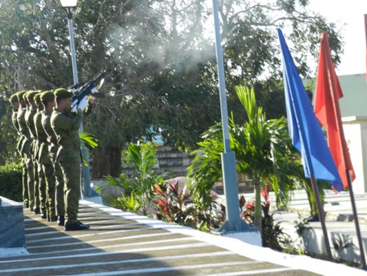 Salvas en honor de los mártires internacionalistas.