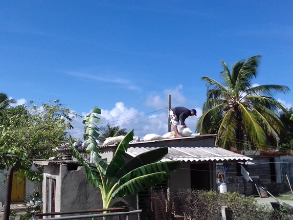 En Santa Rita, muy cerca del mar en Nuevitas,  los vecinos aseguran sus techos
