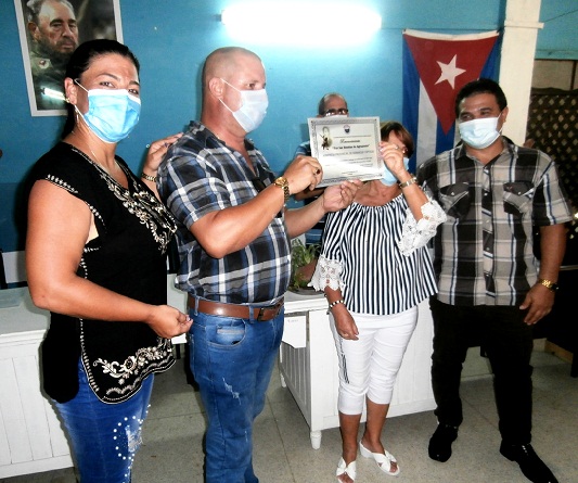 Otorgan distinción Por las Sendas de Agramonte a Farmacias y Ópticas en Camagüey