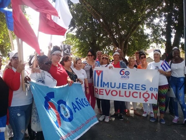 Entregan federadas camagüeyanas estandarte de su organización a homólogas de Ciego de Ávila