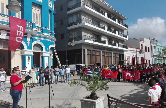 Jóvenes camagüeyanos honran a los mártires del 13 de marzo