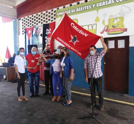 Empresa de Aceites y Grasas Comestibles de Camagüey recibe bandera de Vanguardia Nacional (+Post)