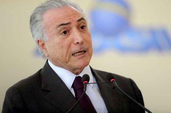 Temer destituye a ocho ministros para salvar el cargo