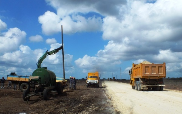 A la par que se acondiciona la tierra, se garantizan la electricidad y los caminos.