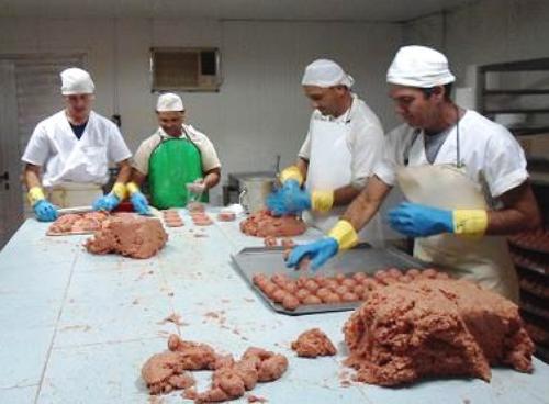 Trabajadores de la unidad de procesamiento de la pesca en Sibanicú.