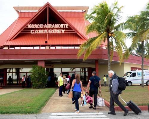 Recibe colectivo del aeropuerto de Camagüey sello Aniversario 75 de la CTC Recibe colectivo del aeropuerto de Camagüey sello Aniversario 75 de la CTC