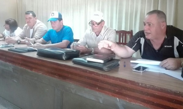 Intercambia Secretario del Partido en Camagüey con productores agropecuarios en Santa Cruz del Sur (+ Post)