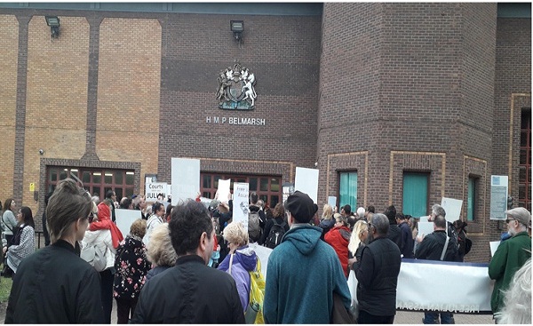 Reclaman libertad de Assange frente a cárcel donde permanece detenido