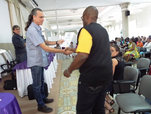 El periodista Pedro Pablo Sáez, de Radio Florida, recibe de manos de Waldo Ramírez, Director de la TV Cubana, la Mención obtenida en el Festival Nacional de la Radio.