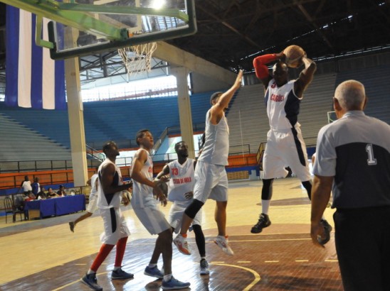 Camagüey enfrenta a Artemisa en torneo cubano de Baloncesto (m)