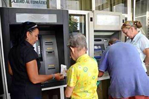 Benefician en Camagüey a jubilados con tarjetas magnéticas para cobrar pensiones