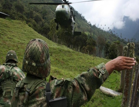 Bombardeo del ejército colombiano mata a docena de menores