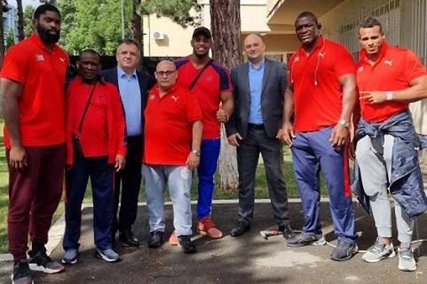 Intercambian dirigentes deportivos de Serbia con luchadores de Cuba