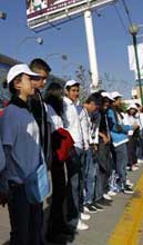 Jóvenes mexicanos forman cadena humana para recibir al Papa  Benedicto XVI