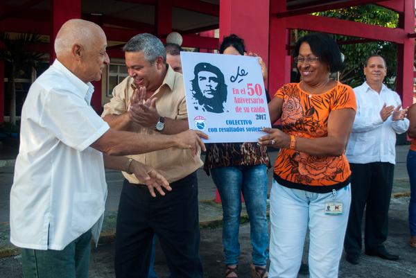 Ministerio de Industrias en Cuba recibe distinción Che nuestro