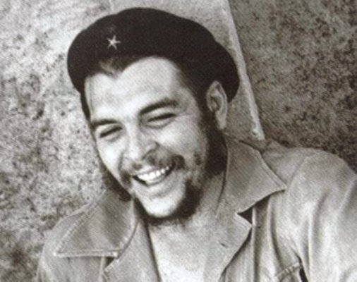 Réplica de boina del Che Guevara honra en Cuba a colectivos destacados