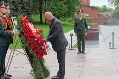 Los Cinco rinden tributo a caídos en Gran Guerra Patria