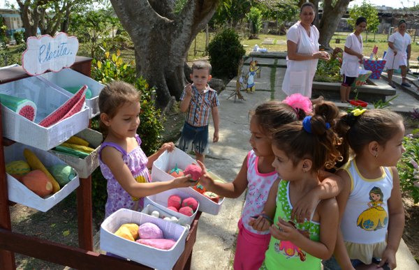 En el círculo infantil (guardería), los niños se preparan para entrar a la escuela.