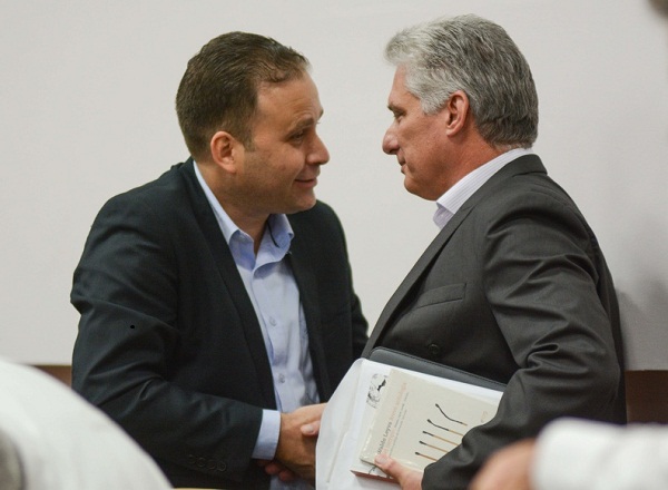 Felicita Díaz-Canel a escritores y artistas cubanos