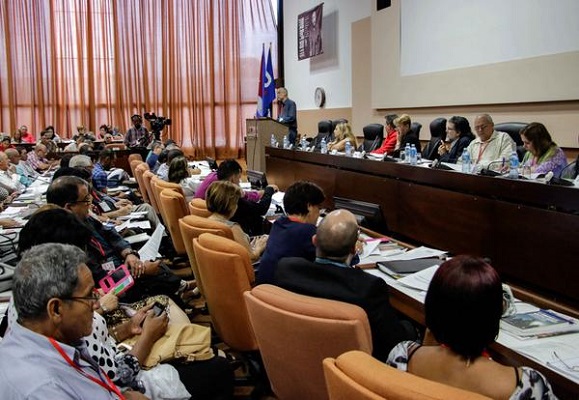 Periodistas cubanos debaten sobre modelo de prensa socialista
