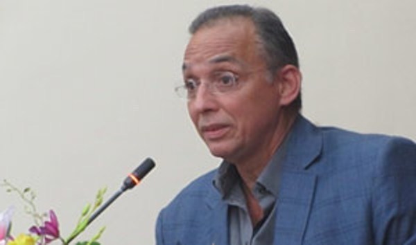 Antiterrorista cubano firma libro de condolencia por ataques en Francia