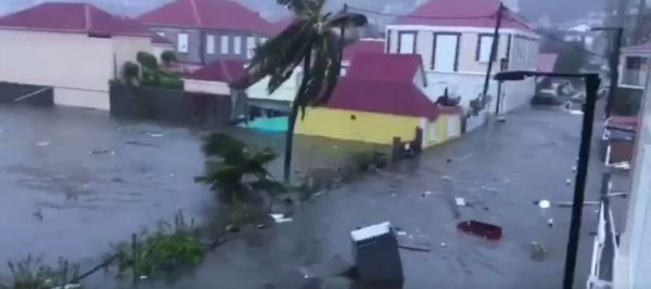 Irma azotó a la isla de Barbuda esta madrugada