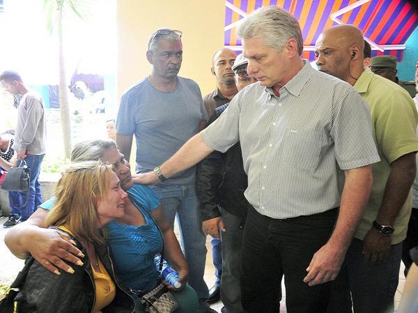 Díaz-Canel estuvo también en el hotel Tulipán, que acoge a los familiares de las víctimas del accidente.