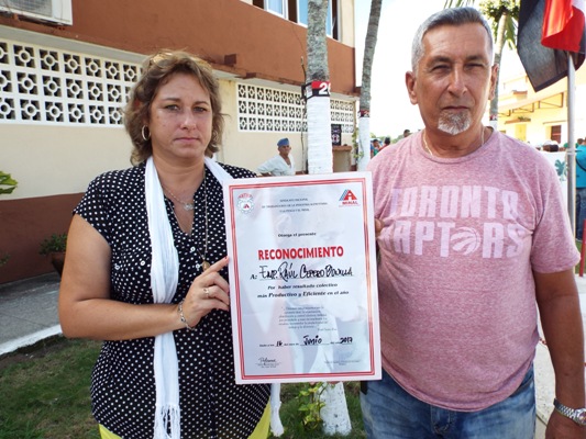 Milene Rodríguez, directora de la Empacadora, y Jorge Cabalé , del Buró Sindical, reciben el reconocimiento. 