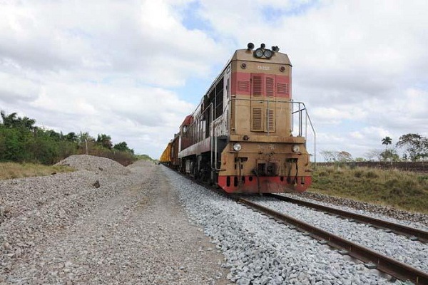 Mandatario cubano insiste en prioridad de la transportación de carga por ferrocarril