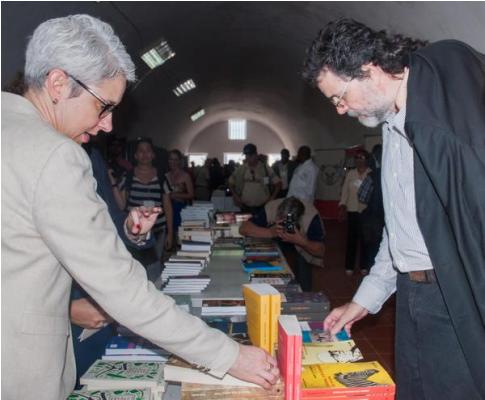 Abel Prieto Jiménez, ministro de Cultura de Cuba, e Isabelle Berard, directora general del Caribe y América Central del Ministerio de Exterior de Canadá, recorrieron el Pabellón dedicado a Canadá en la XXVI Feria Internacional de Libro de La Habana.