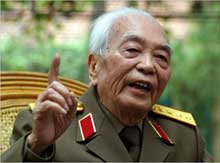 Felicita Raúl al General vietnamita Vo Nguyen Giap
