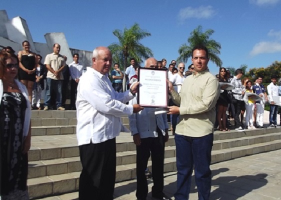 Fernando Miguel  Manso uno de los tres mejores graduados recibe su título