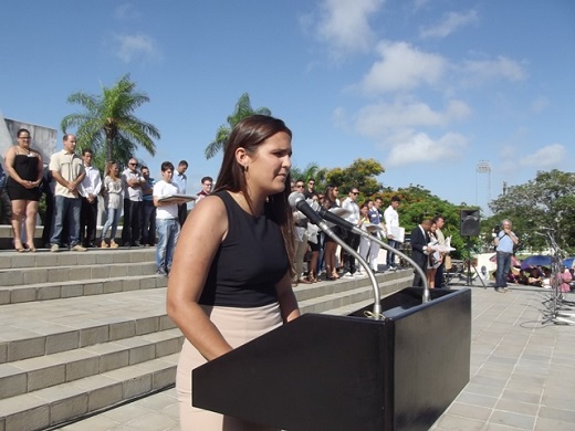 Una de las tres mejores egresadas, Claudia Proenza leyó el Juramento de los graduados.