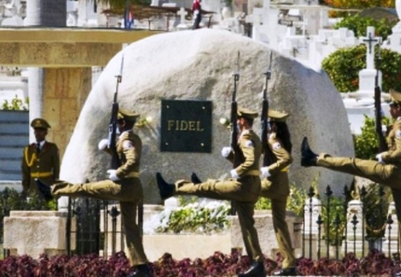 Reconocen a jóvenes guardianes de Martí y Fidel