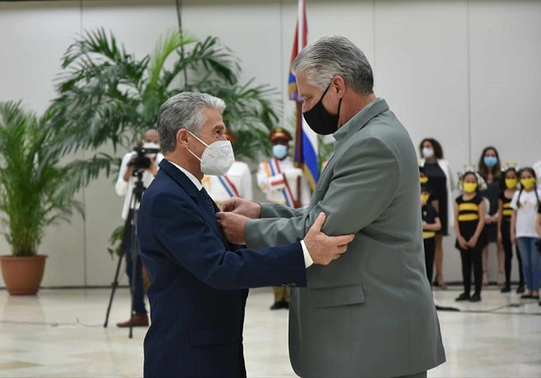 Cuba condecora a Héroes y Heroínas del Trabajo (+ Fotos)