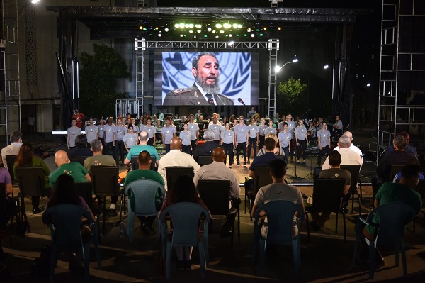 Preside Díaz-Canel tributo a Fidel en la escalinata de la Universidad de La Habana