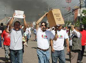 Golpistas hondureños imponen toque de queda