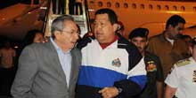 Recibió Raúl a Chávez que continuará tratamiento en Cuba