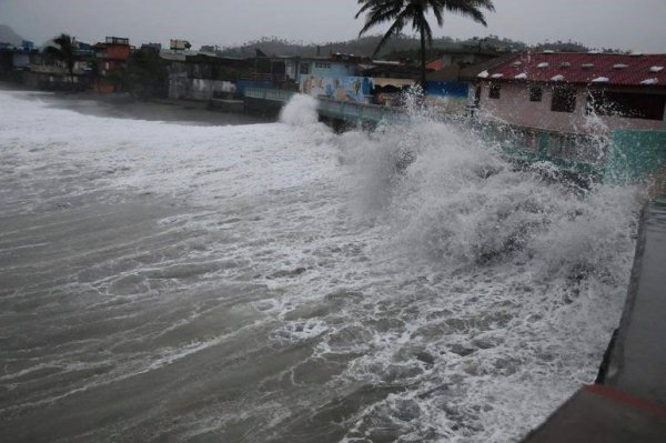 Intensas lluvias con inundaciones costeras en el oriente cubano