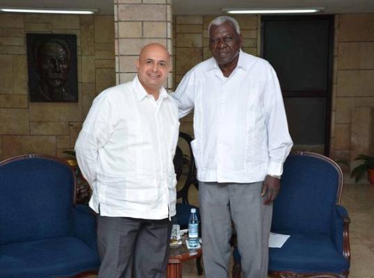 Lazo recibió a Bader M. I. Al-Awadi (i), embajador de Kuwait en Cuba.